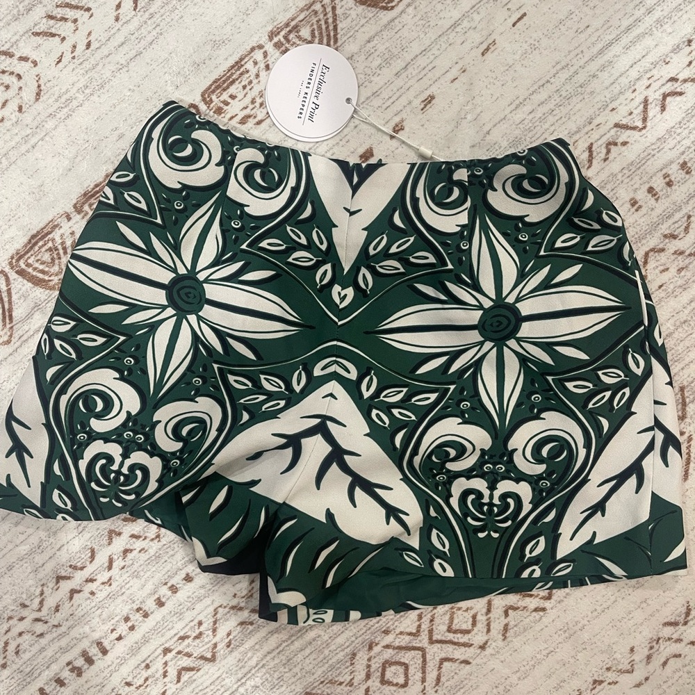 Finders Keepers 💚 High Waist Shorts in Green and White - Picture 3 of 4